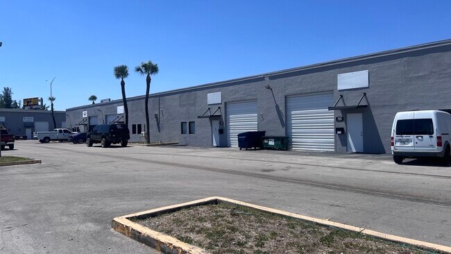 Plus de détails pour 7705-7735 NW 75th Ave, Medley, FL - Industriel à louer