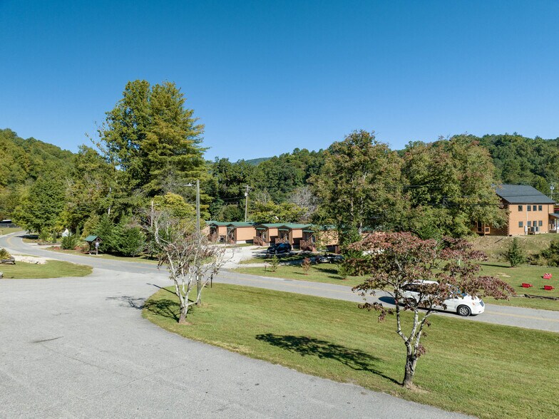 125 Tee Pee Dr, Whittier, NC à vendre - Photo du bâtiment - Image 2 de 180