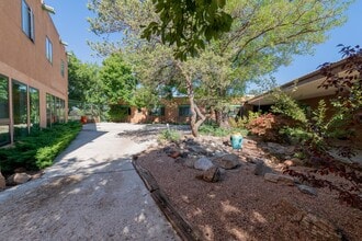 313-317 Camino Alire, Santa Fe, NM à louer Photo intérieure- Image 2 de 12