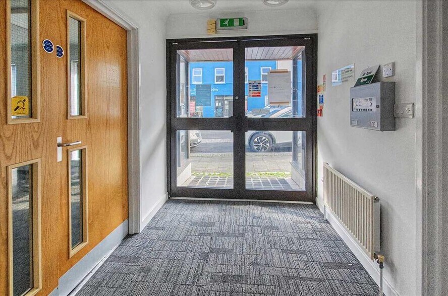 2A Meyrick St, Pembroke Dock à vendre - Photo du bâtiment - Image 3 de 24