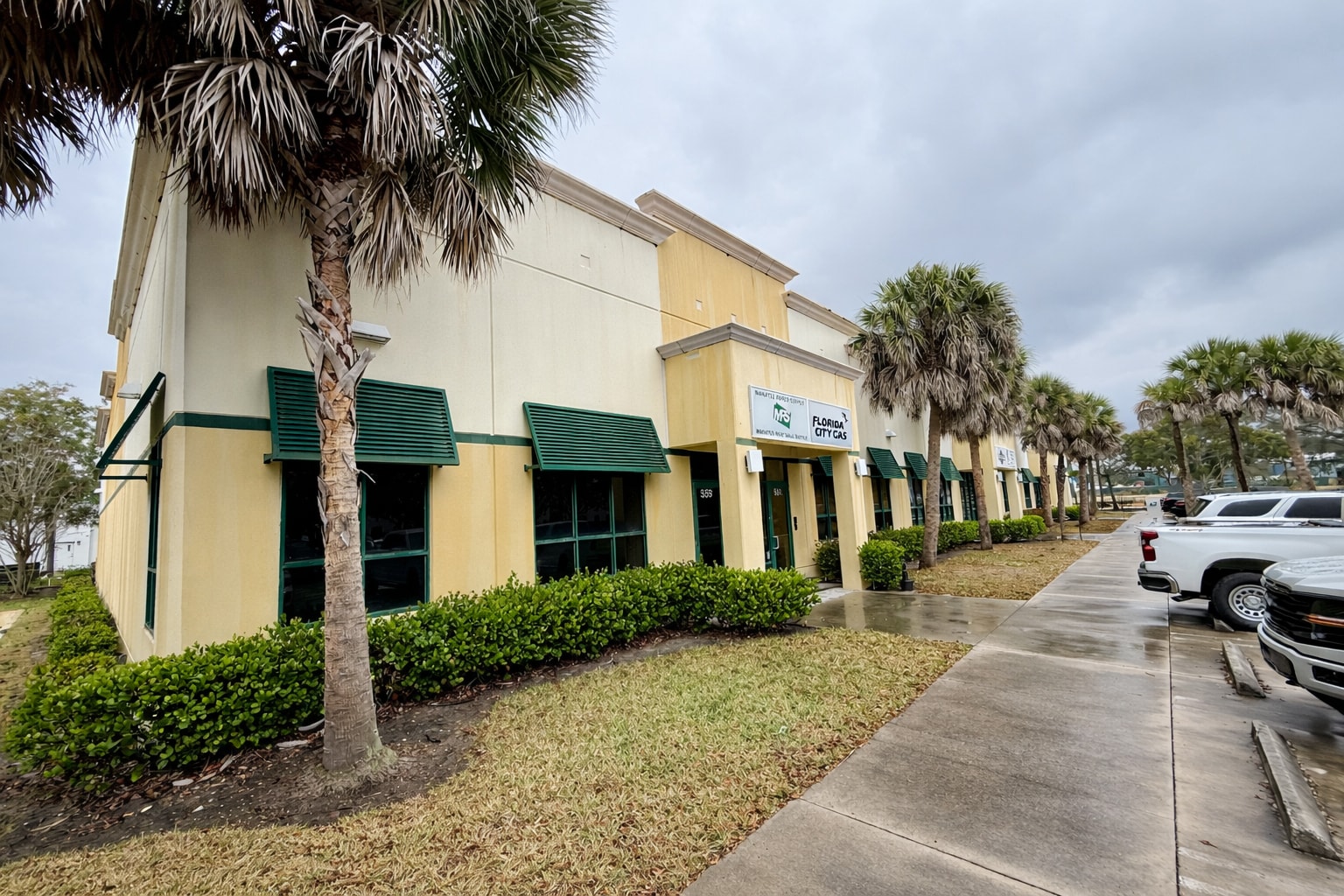 559-569 NW Mercantile Pl, Port Saint Lucie, FL for lease Primary Photo- Image 1 of 8