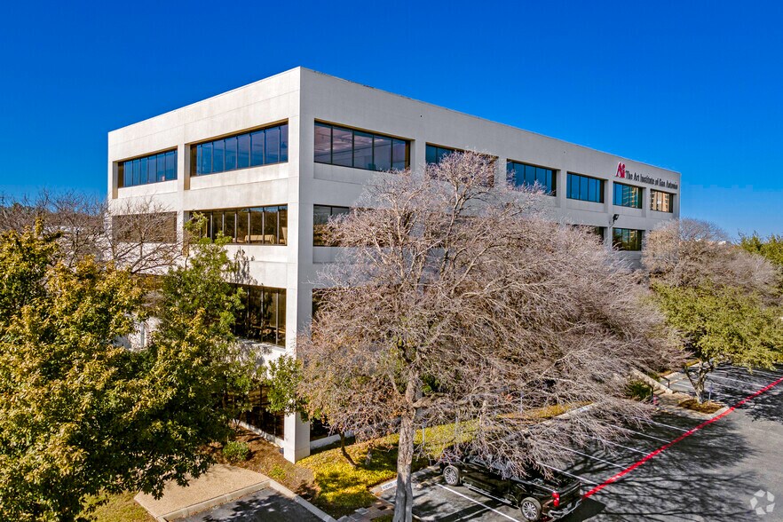 10000 W IH-10, San Antonio, TX à louer - Photo du bâtiment - Image 2 de 8