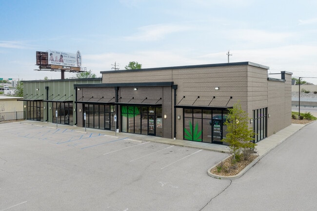 More details for 1560 Veterans Memorial Pkwy, Saint Charles, MO - Retail for Lease