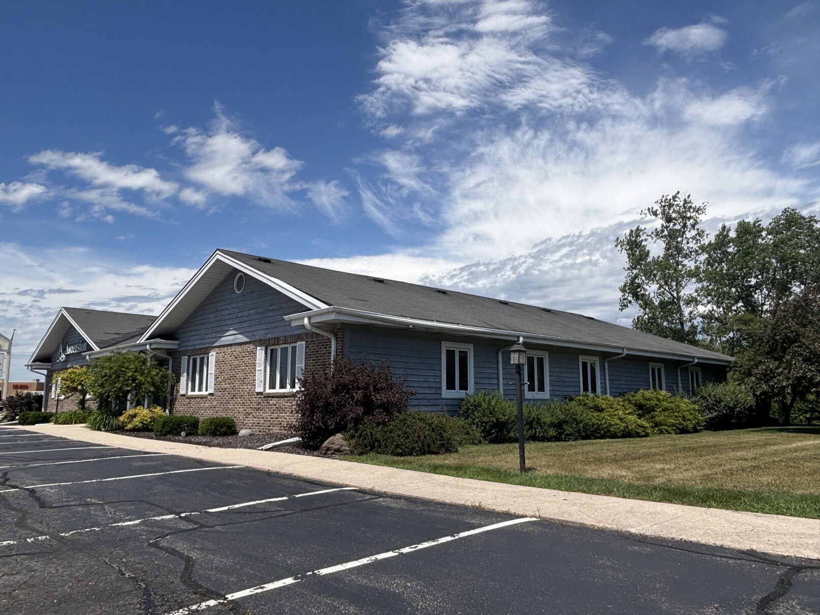 830 E Green Bay Ave, Saukville, WI à louer Photo du bâtiment- Image 1 de 15