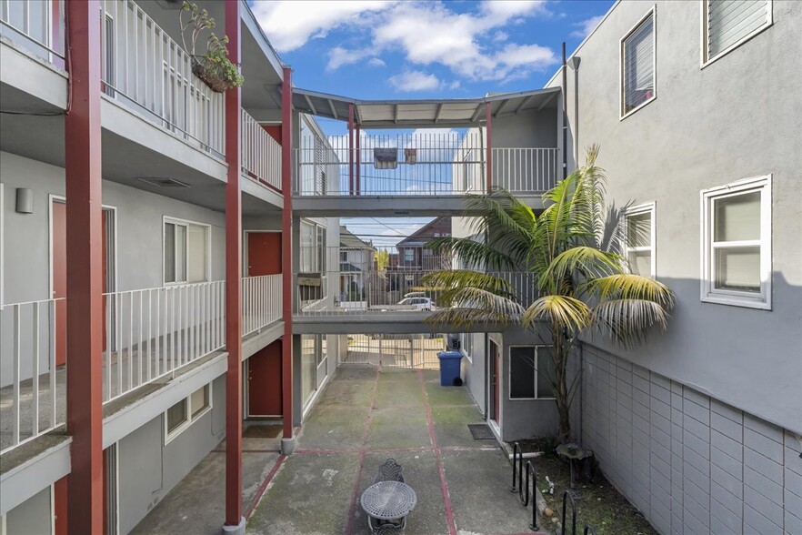 2801 College Ave, Berkeley, CA à vendre - Photo du bâtiment - Image 3 de 48