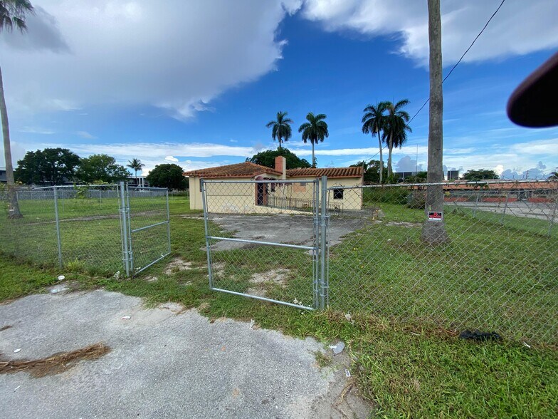 13400 Alexandria Dr, Opa-locka, FL à vendre - Photo du bâtiment - Image 2 de 3