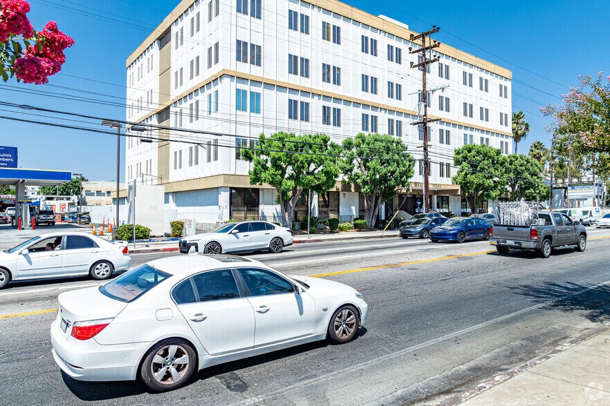 15243 Vanowen St, Van Nuys, CA à louer - Photo du bâtiment - Image 2 de 3