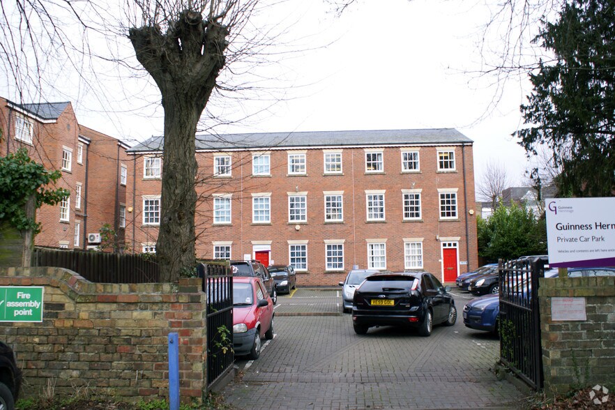 1 St. Michaels Sq, Gloucester à vendre - Photo du bâtiment - Image 3 de 14