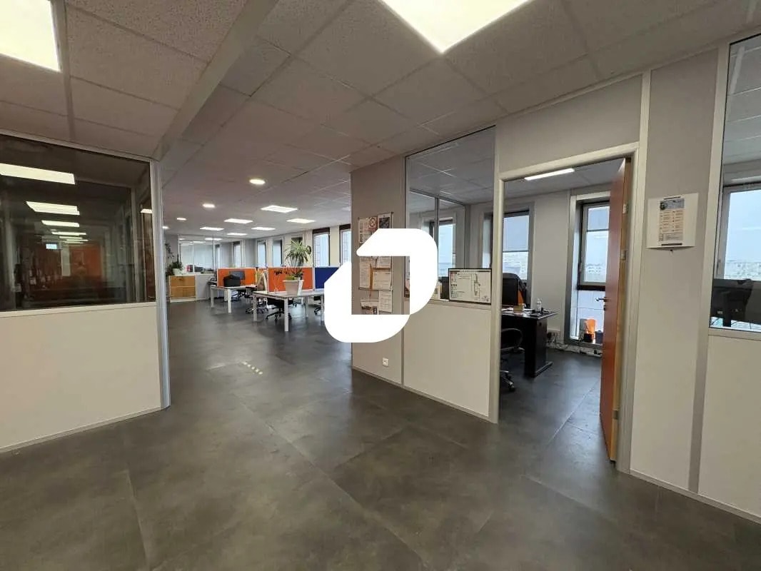 Office in Montigny-le-Bretonneux for lease Building Photo- Image 1 of 10