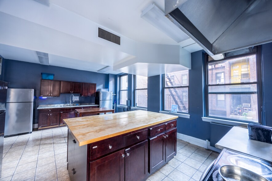 236 W 72nd St, New York, NY for sale - Building Photo - Image 1 of 1