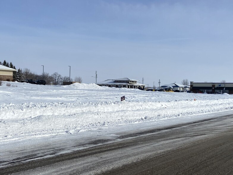 NE Landmark Dr, Owatonna, MN for sale - Building Photo - Image 1 of 2