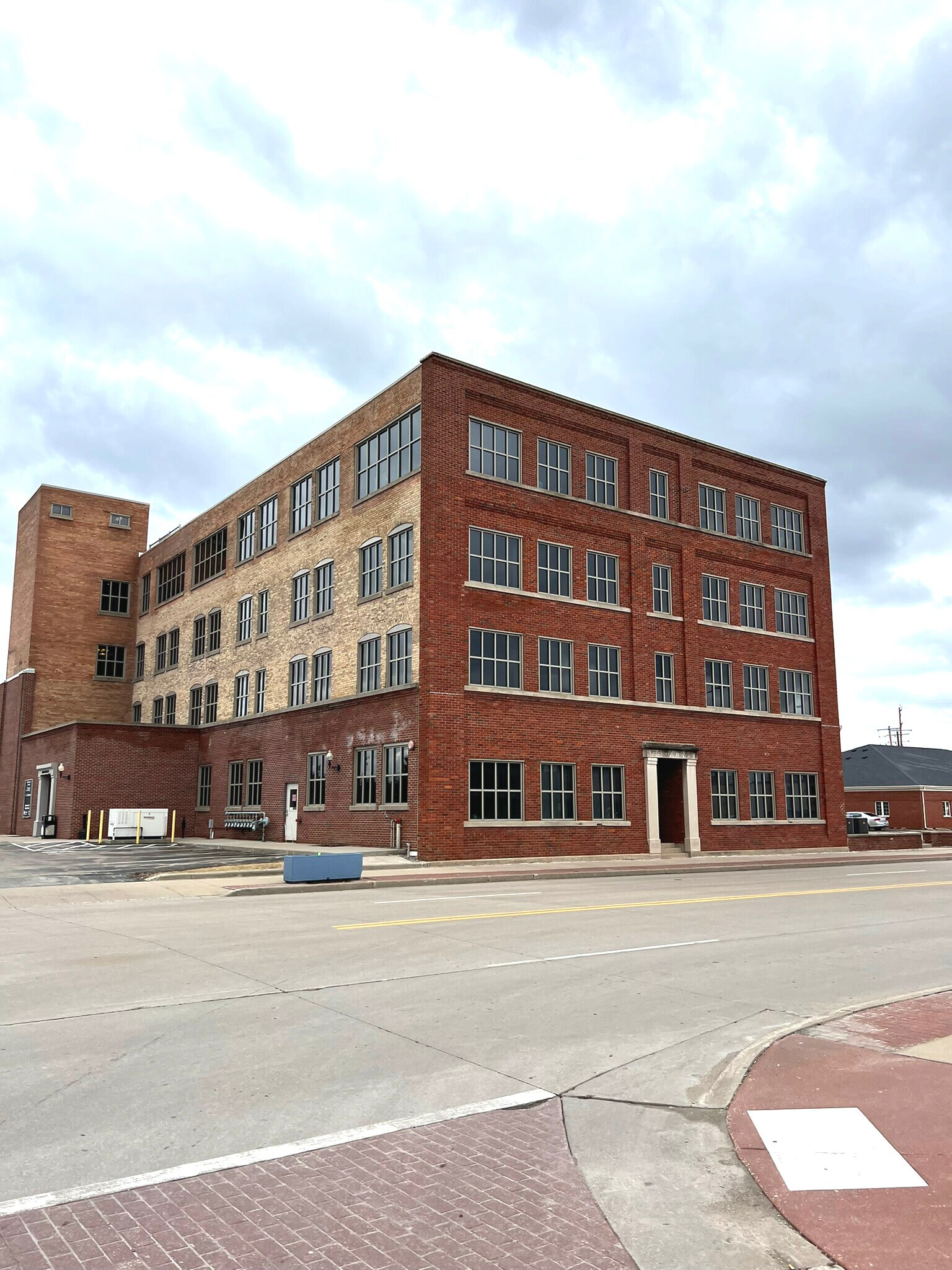 333 N Commercial St, Neenah, WI à louer Photo du bâtiment- Image 1 de 8