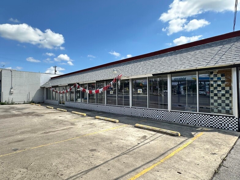 804, 806, 808 Lockhill Selma portfolio of 3 properties for sale on LoopNet.ca - Building Photo - Image 3 of 27