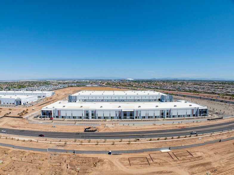 NWC INDIAN SCHOOL ROAD & LOOP 101, Phoenix, AZ à louer - Photo du bâtiment - Image 2 de 32