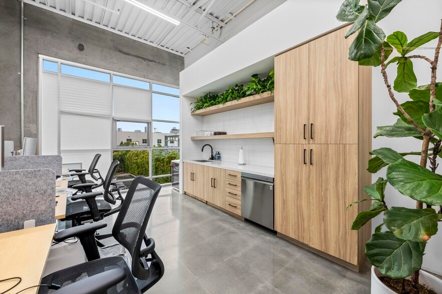 1245 Factory Pl, Los Angeles, CA for lease - Interior Photo - Image 1 of 15