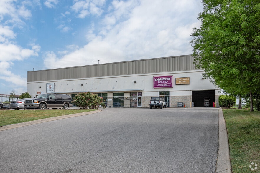 131-133 Charter Pl, La Vergne, TN for lease - Building Photo - Image 3 of 5