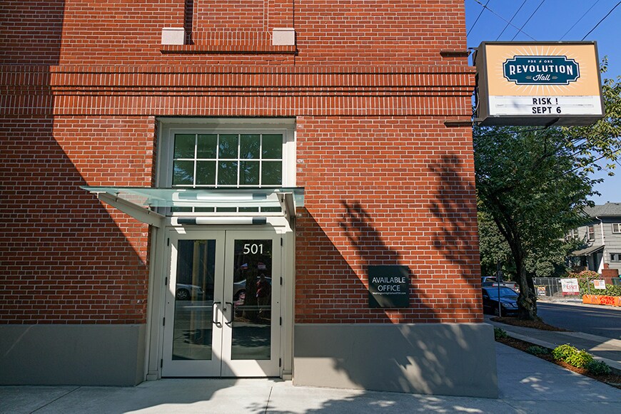 1300 SE Stark St, Portland, OR à louer - Photo du bâtiment - Image 3 de 15