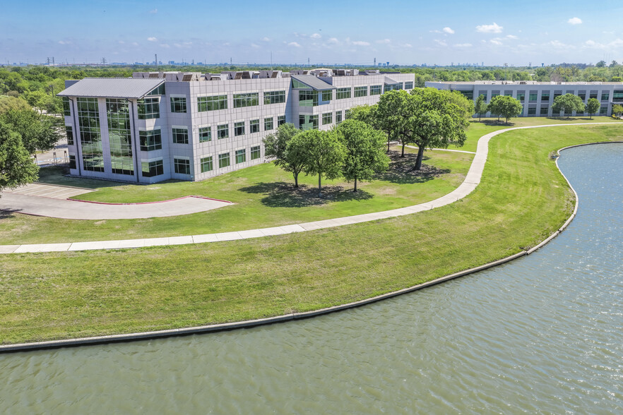 2850 Lake Vista Dr, Lewisville, TX à louer - Photo du bâtiment - Image 2 de 10