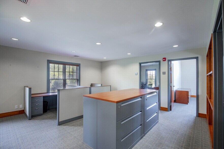 50 Station Rd, Water Mill, NY à louer - Numérisation 3D de Matterport - Image 2 de 19