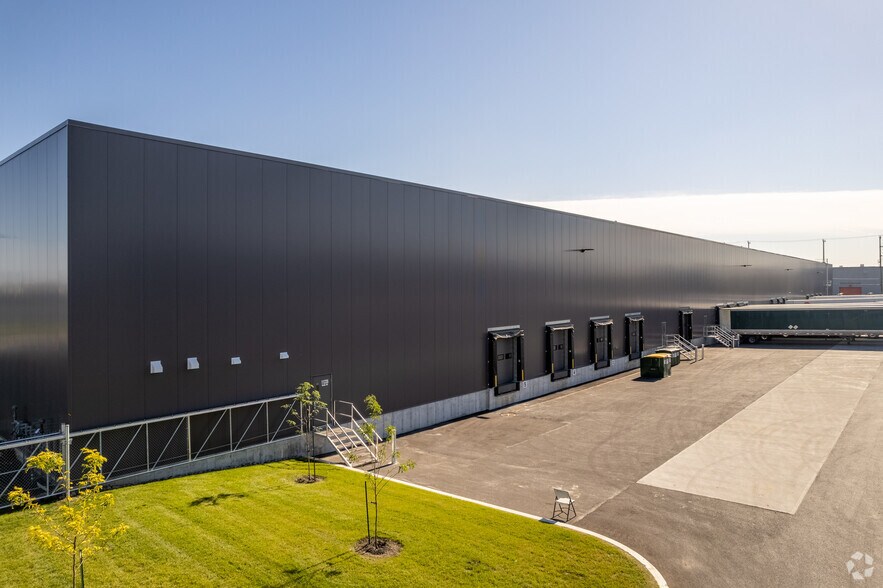 11235 Boul Métropolitain E, Montréal, QC à louer - Photo du bâtiment - Image 3 de 19