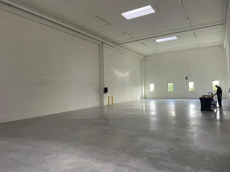 Office in Bondy for lease - Building Photo - Image 2 of 10