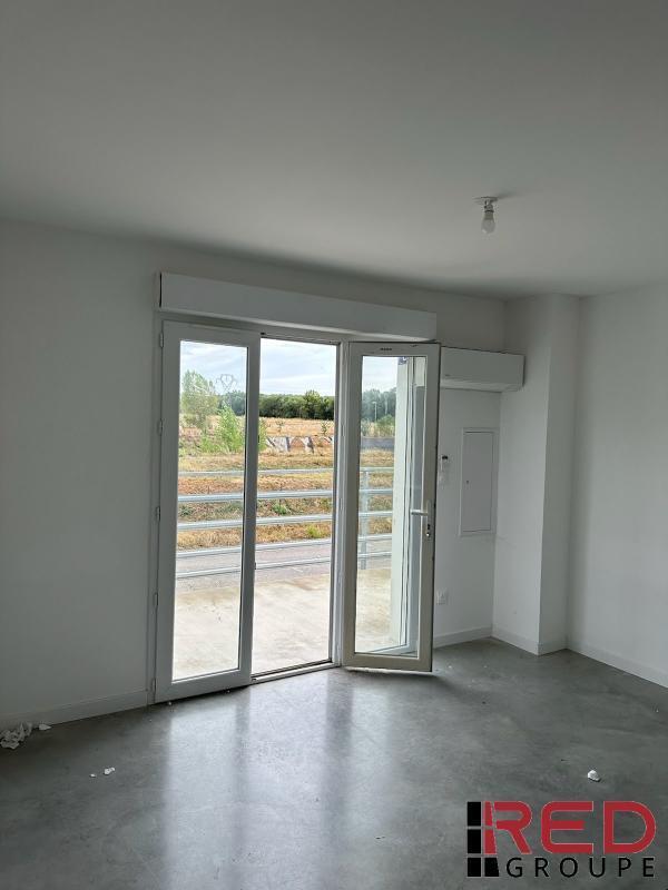 Office in Châteauneuf-le-Rouge for lease Interior Photo- Image 1 of 6