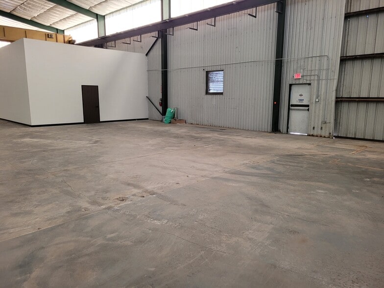 9902 E Hardy Rd, Houston, TX for lease - Interior Photo - Image 3 of 7