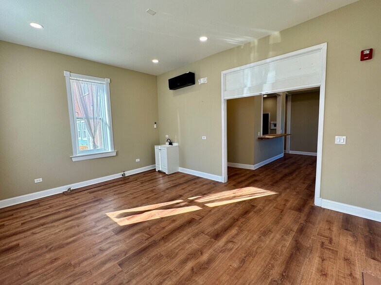 111 W Madison St, Yorkville, IL à louer - Photo du bâtiment - Image 2 de 7