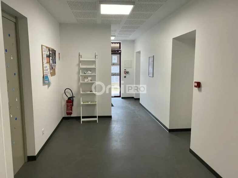 Office/Medical in Les Chères for lease - Interior Photo - Image 3 of 10