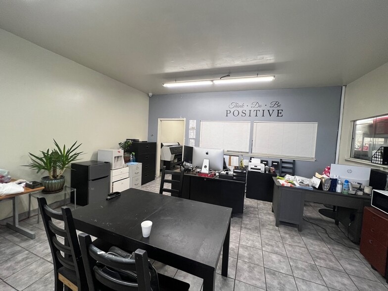 236 W 31st St, Los Angeles, CA for sale - Interior Photo - Image 3 of 6