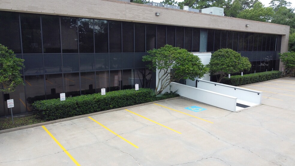 2313 Timber Shadows Dr, Kingwood, TX for lease - Building Photo - Image 2 of 10