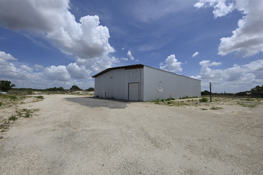 18208 N State Highway 16, Von Ormy, TX à vendre - Photo du bâtiment - Image 1 de 1