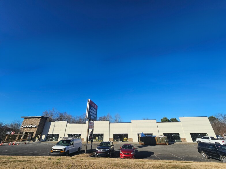 1536 Winfield Dunn Pky, Sevierville, TN à louer - Photo du bâtiment - Image 2 de 6