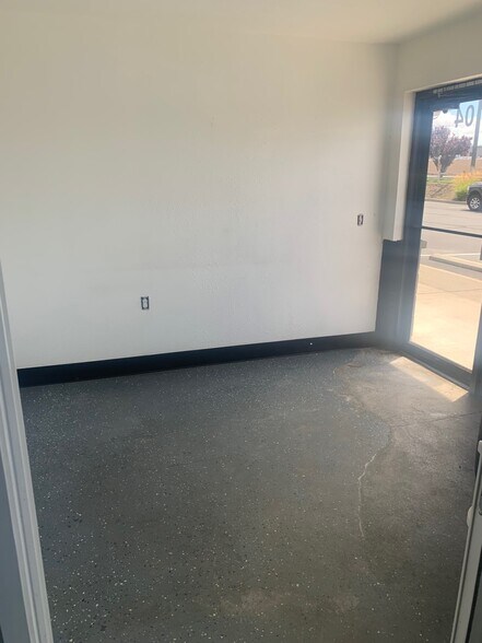 555 NE Hemlock Ave, Redmond, OR à louer - Photo du bâtiment - Image 3 de 8