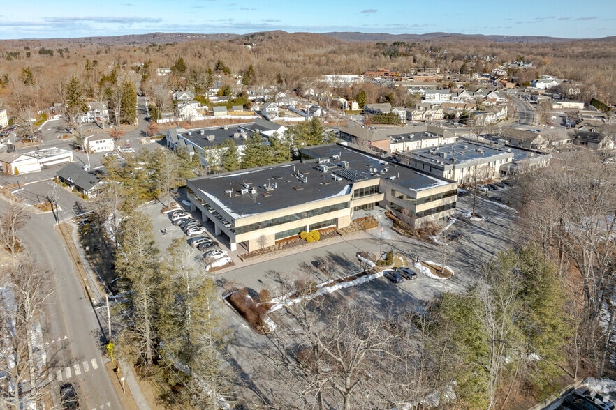 90 Grove St, Ridgefield, CT à vendre - Photo du bâtiment - Image 3 de 15