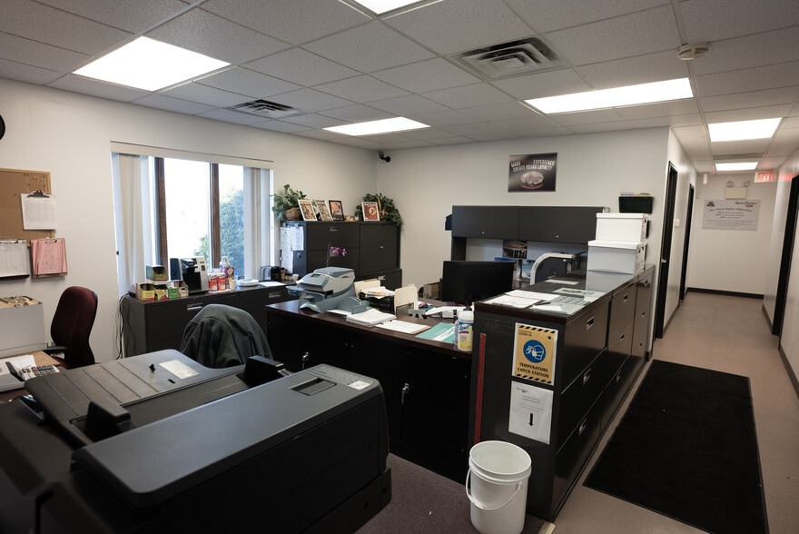 1135 Industrial Park Rd, Vandergrift, PA for lease - Interior Photo - Image 2 of 23