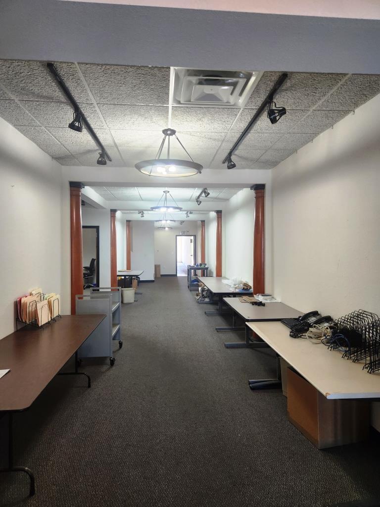 1833 Executive Dr, Oconomowoc, WI for lease Interior Photo- Image 1 of 2