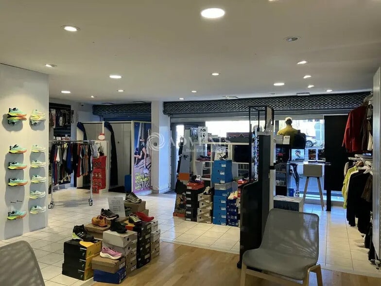 Retail in Bourges for sale - Interior Photo - Image 1 of 3