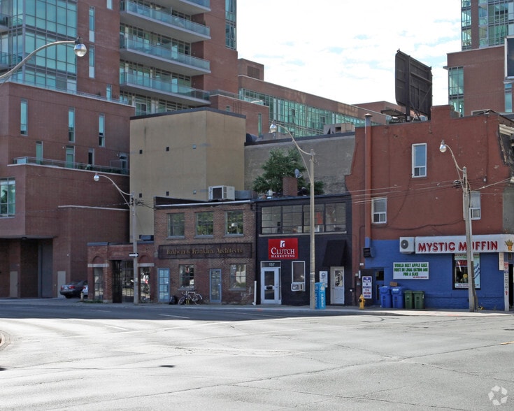 155-157 Richmond St, Toronto, ON à louer - Photo du bâtiment - Image 2 de 2