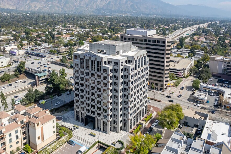 301 N Lake Ave, Pasadena, CA à vendre - Photo du bâtiment - Image 2 de 10