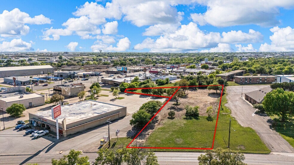 720 N New Rd, Waco, TX à vendre - Photo du bâtiment - Image 1 de 55