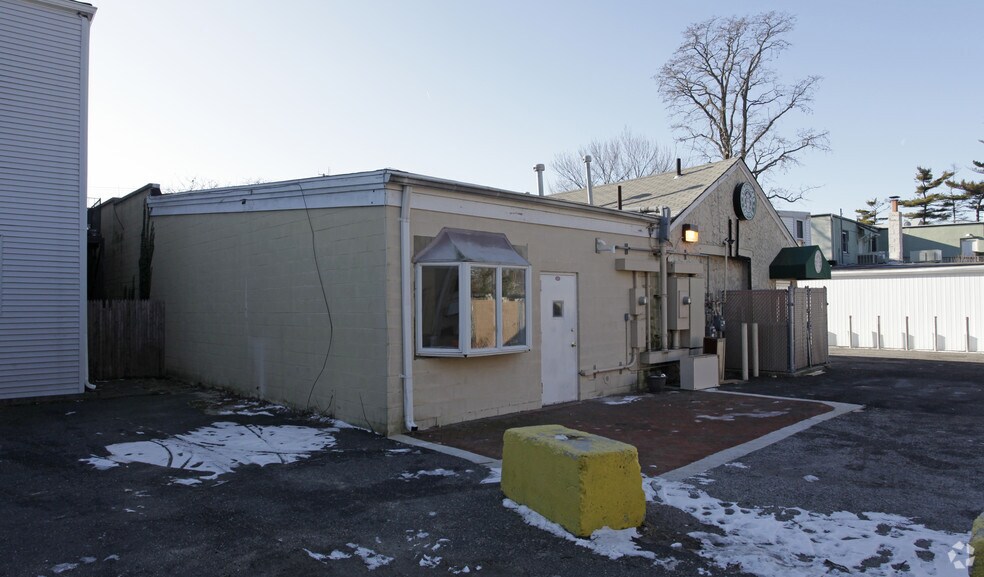 455 Main St, Islip, NY à vendre - Photo du bâtiment - Image 2 de 6