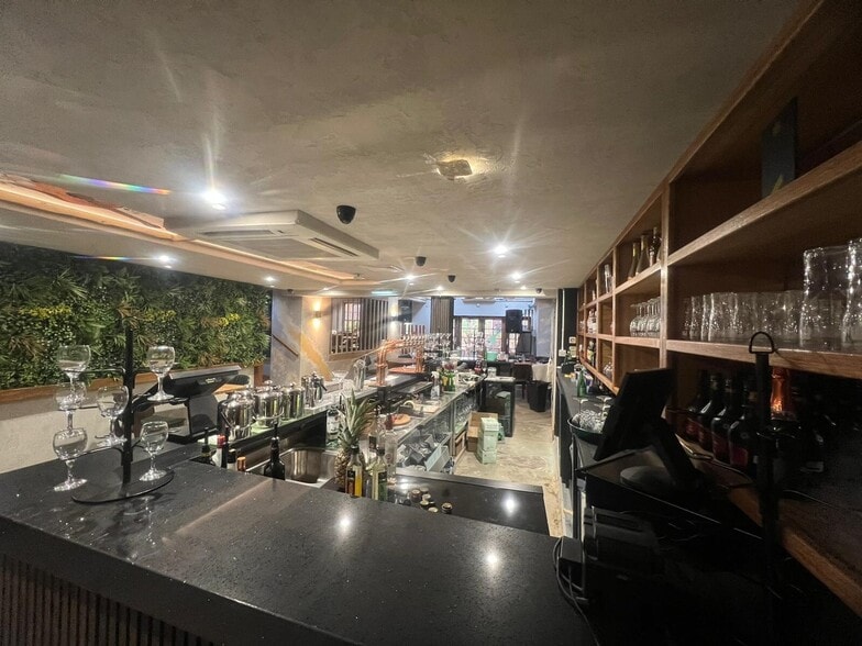 9 Gabriels Hill & 14 King Street portfolio of 2 properties for sale on LoopNet.ca - Building Photo - Image 2 of 10