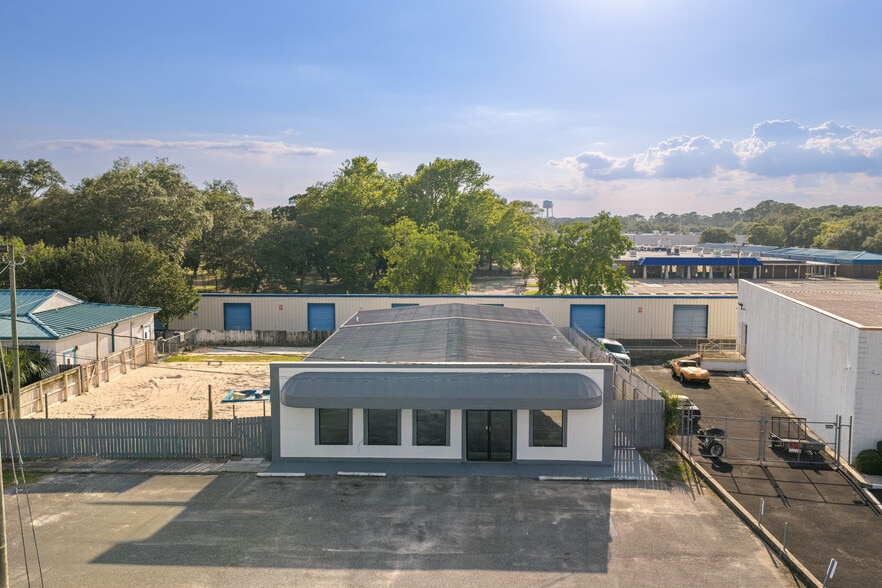 90 Mary Esther Blvd, Mary Esther, FL for lease - Building Photo - Image 2 of 33