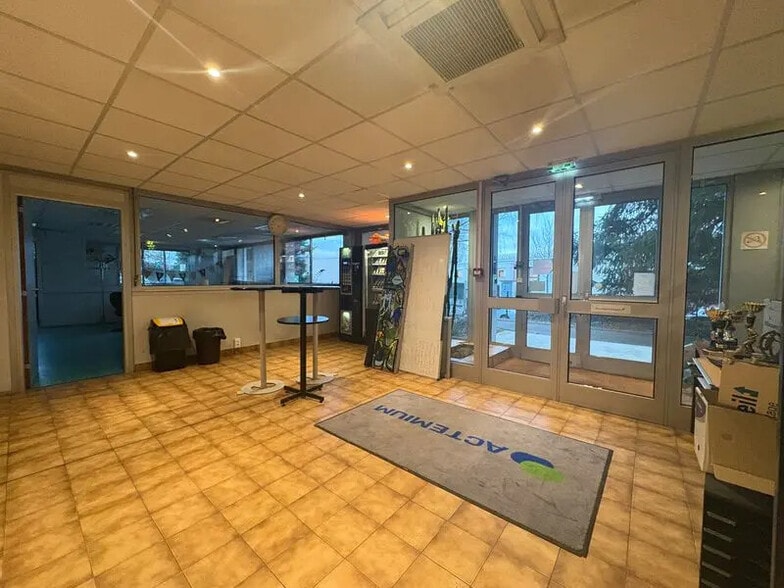 8 Chemin Des Joncs, Dardilly for sale - Building Photo - Image 2 of 18