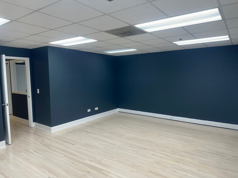 1901 Raymond Dr, Northbrook, IL for lease - Primary Photo - Image 1 of 15