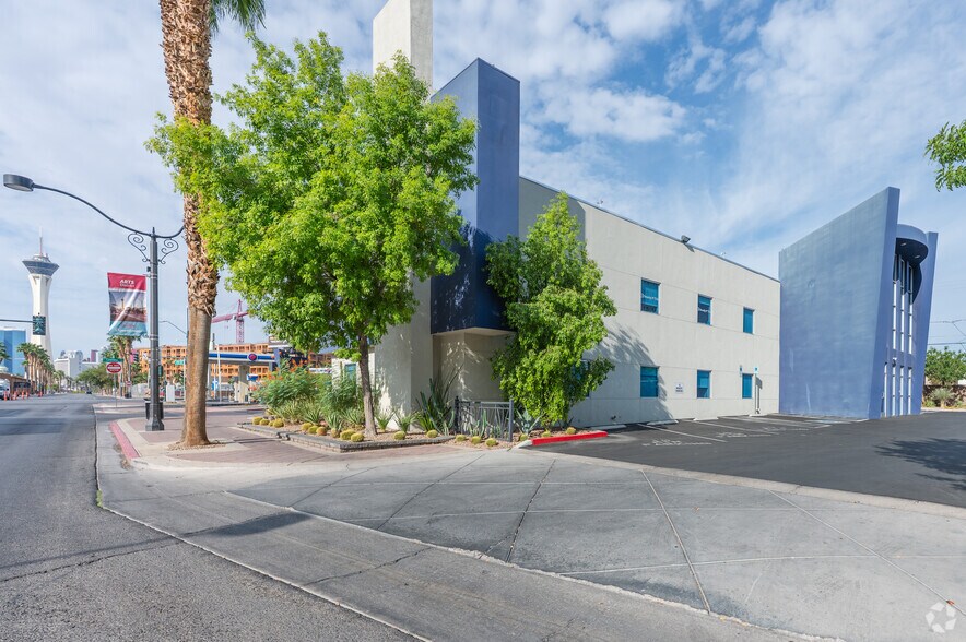930 S 4th St, Las Vegas, NV à louer - Photo du bâtiment - Image 3 de 12
