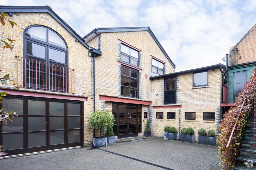 47 Queens Rd, Weybridge à louer - Photo du bâtiment - Image 2 de 2