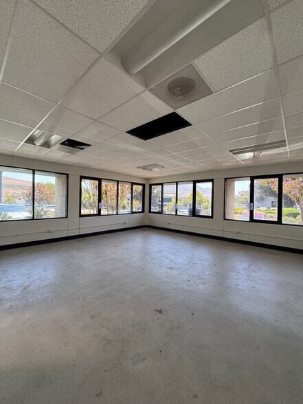 5142 Clareton Dr, Agoura Hills, CA à louer - Photo du bâtiment - Image 3 de 9