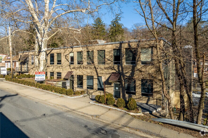 690 N Broadway, White Plains, NY à louer - Photo du bâtiment - Image 1 de 7